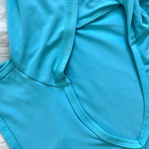 Sofibella Cinched Side Hooded Tennis Tank - Picture 7 of 8